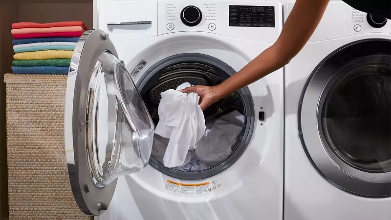 چگونه لباس‌های سفید را در ماشین لباسشویی بشویید؟